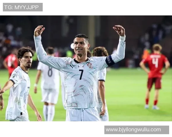 49岁足球明星重返赛场展现传奇风采引发球迷热议与感动