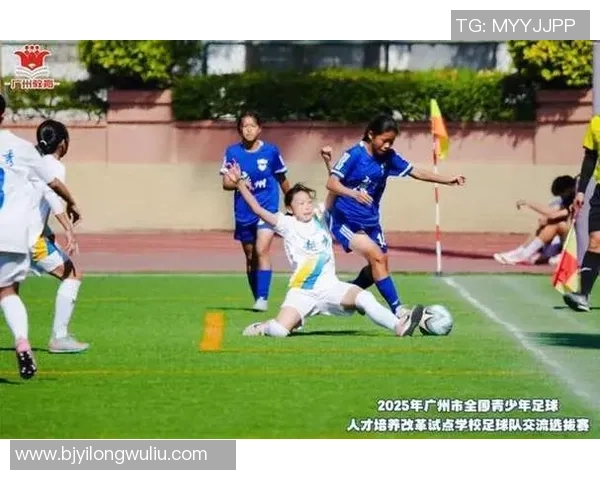 退役足球明星齐聚一堂重温绿茵岁月展现传奇风采与激情对决